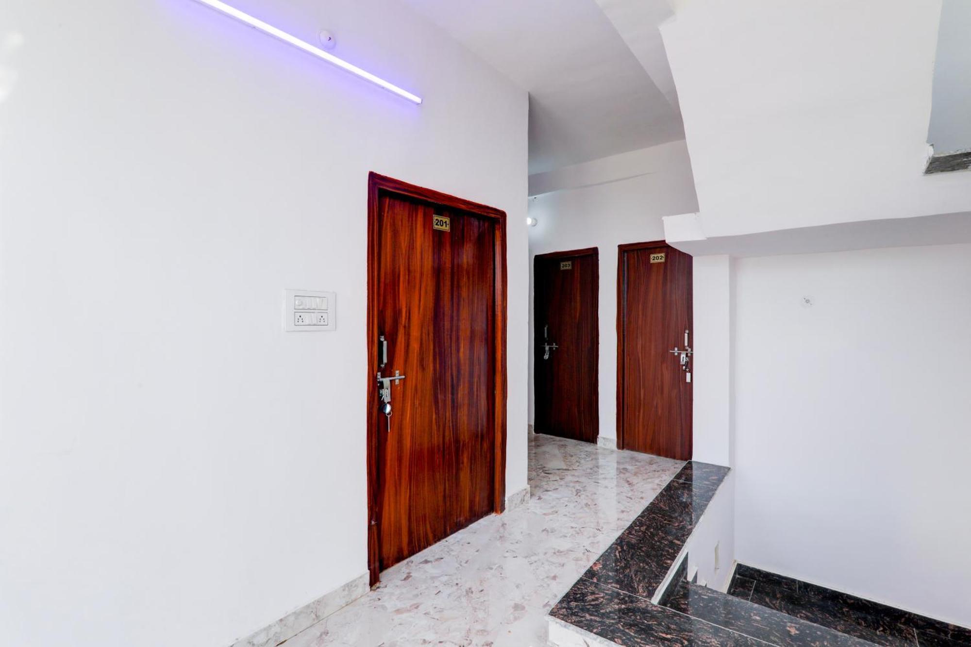 Chinhat Hotel O Rn מראה חיצוני תמונה