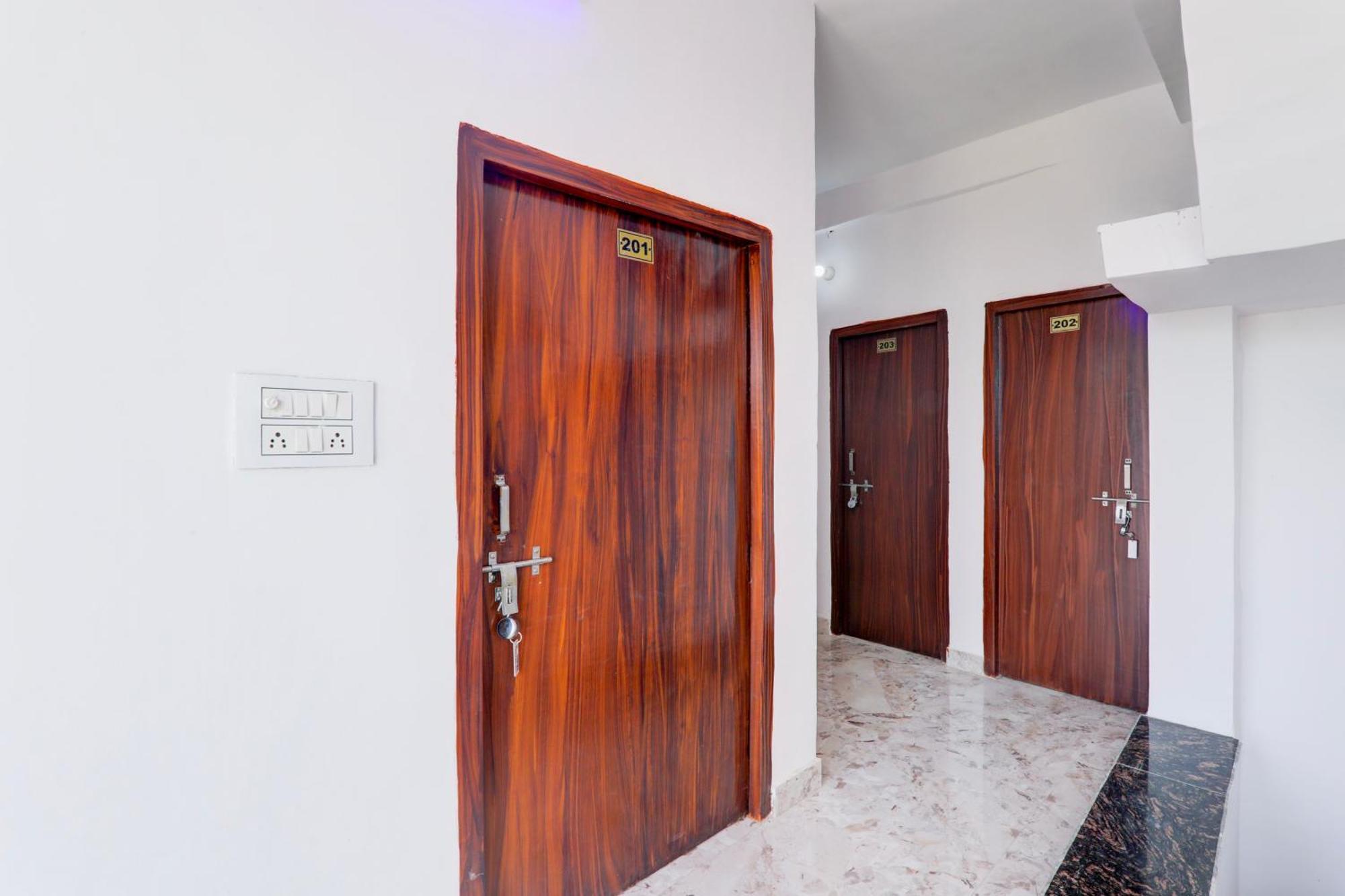 Chinhat Hotel O Rn מראה חיצוני תמונה